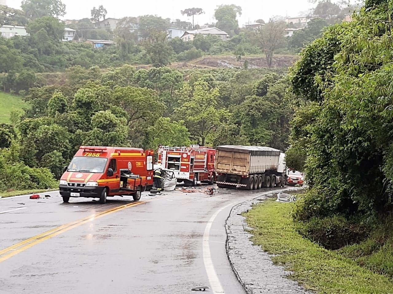 Acidente envolveu tr&ecirc;s ve&iacute;culos na Serra ga&uacute;cha