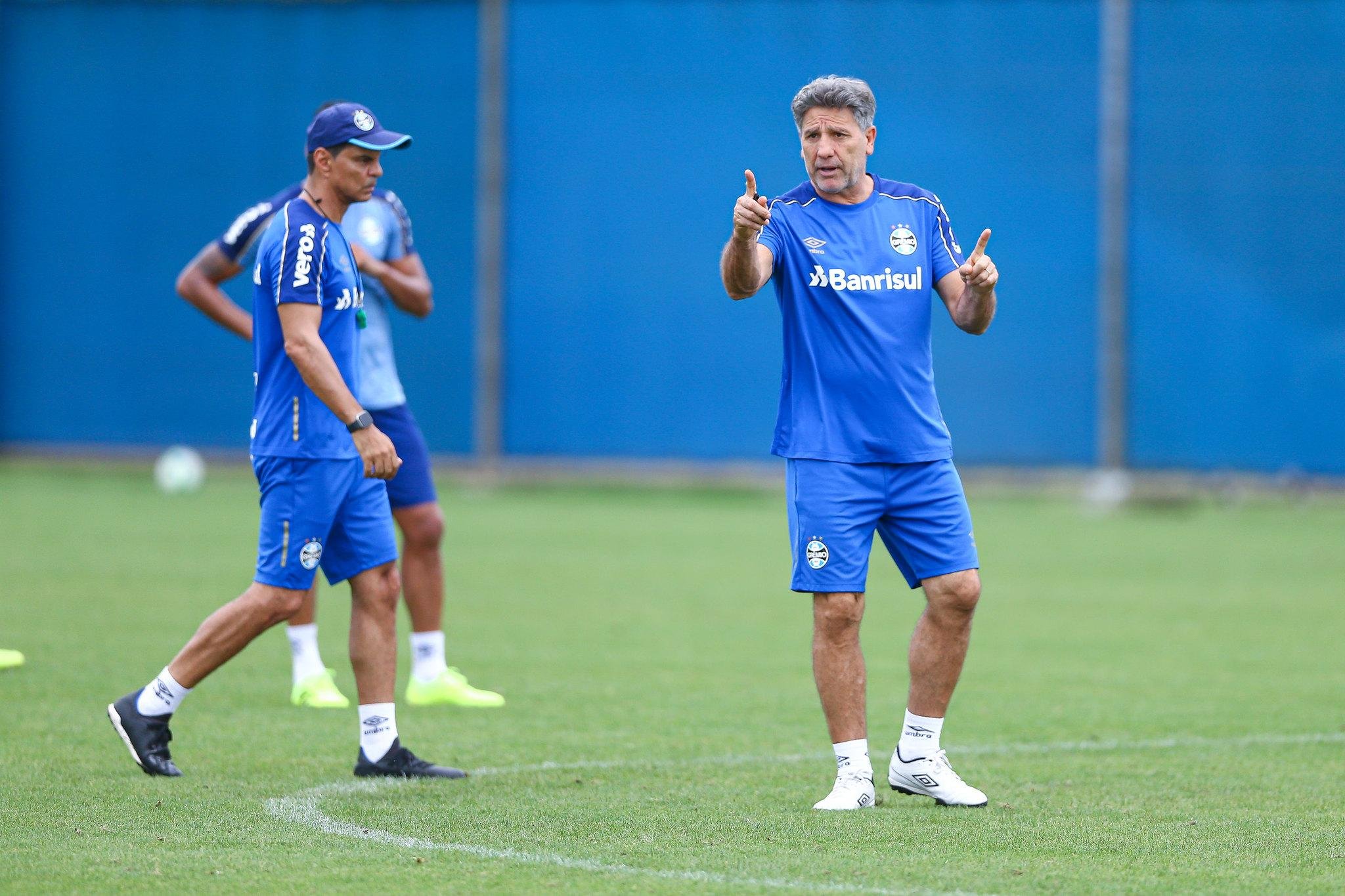 Renato ainda tem uma d&uacute;vida na forma&ccedil;&atilde;o do meio-campo