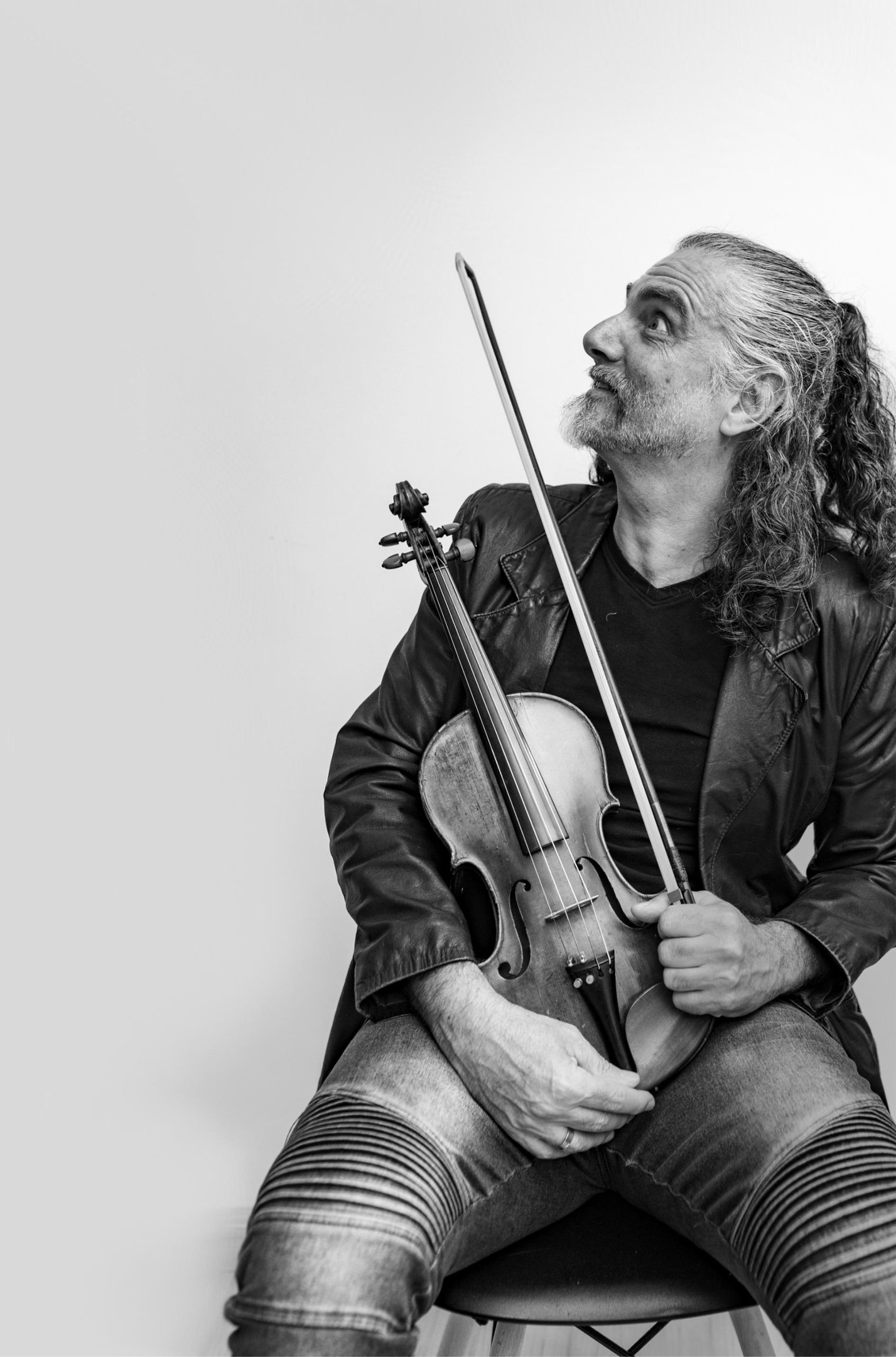 Hique Gomez lan&ccedil;ar&aacute; sua biografia neste s&aacute;bado