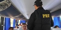 Policiais da PRF passaram instruções para os motoristas em Eldorado do Sul