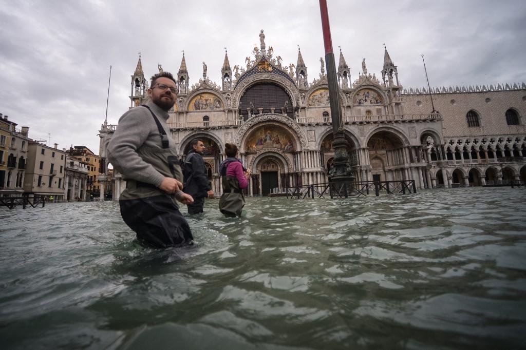 Moradores e turistas enfrentam impacto das inunda&ccedil;&otilde;es em Veneza