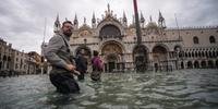 Moradores e turistas enfrentam impacto das inundações em Veneza