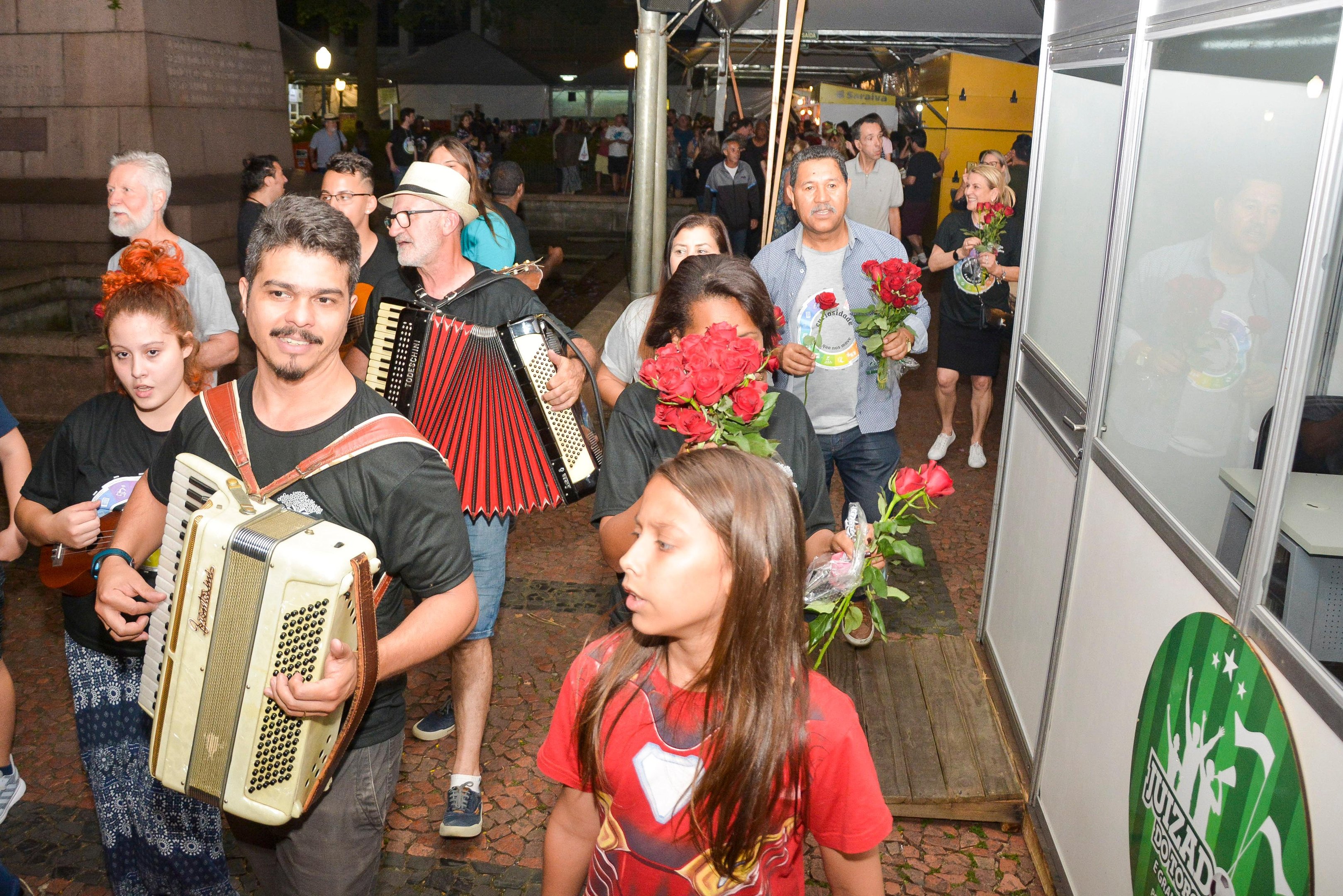 Tradicional caminhada foi realizada no final da Feira do Livro em Porto Alegre