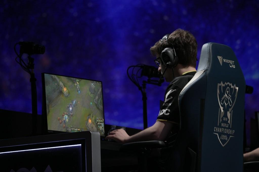 Com desenvolvimento das tecnologias surgiram jogos multiplayer em rede e e-sports