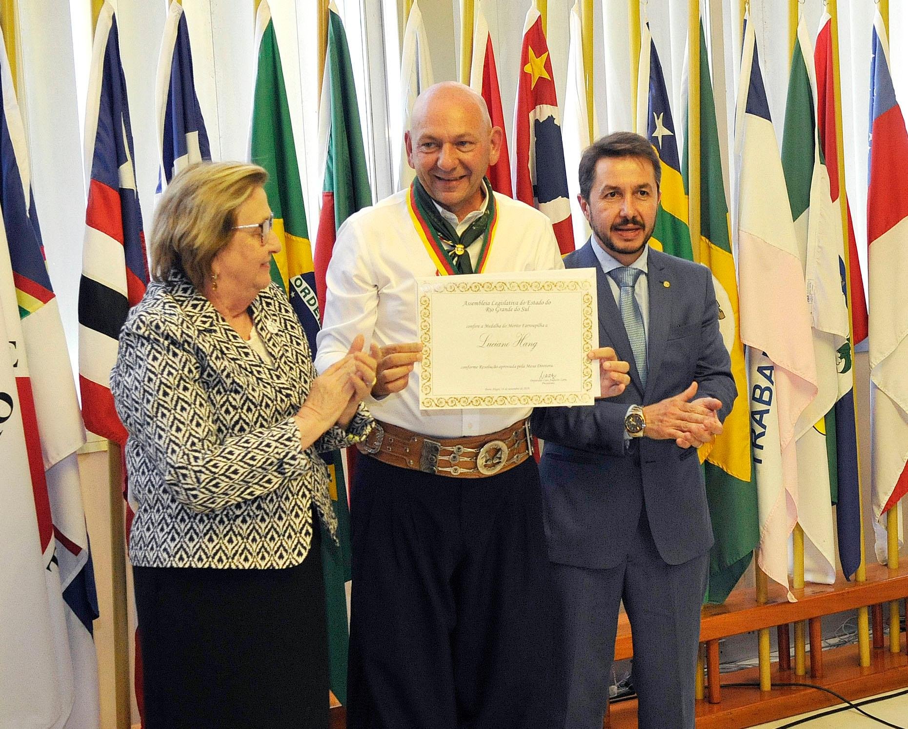 Medalha do M&eacute;rito Farroupilha, ao empreendedor Luciano Hang, da Havan. Deputado S&eacute;rgio Turra (D) e Zil&aacute; Breitenbach (E)