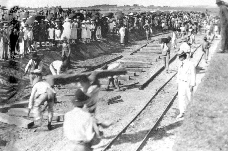 In&iacute;cio da constru&ccedil;&atilde;o da estrada de ferro, em Dom Pedrito