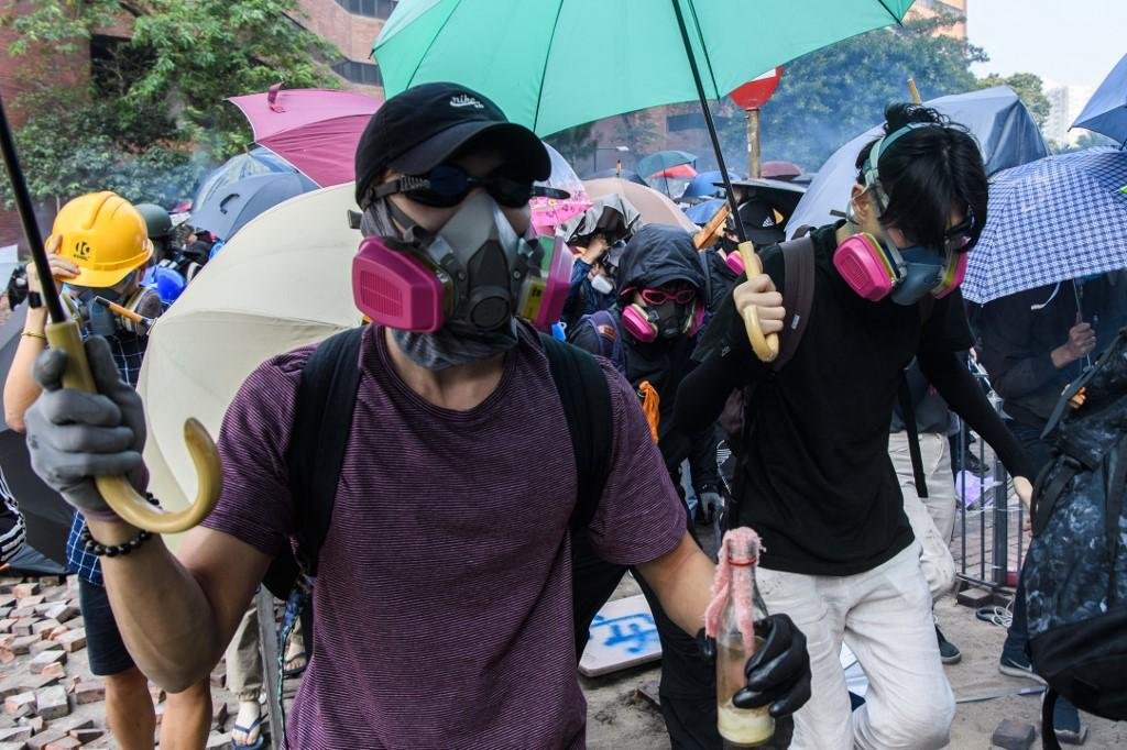 Manifesta&ccedil;&otilde;es pr&oacute;-democracia mergulharam Hong Kong num clima de viol&ecirc;ncia e incerteza