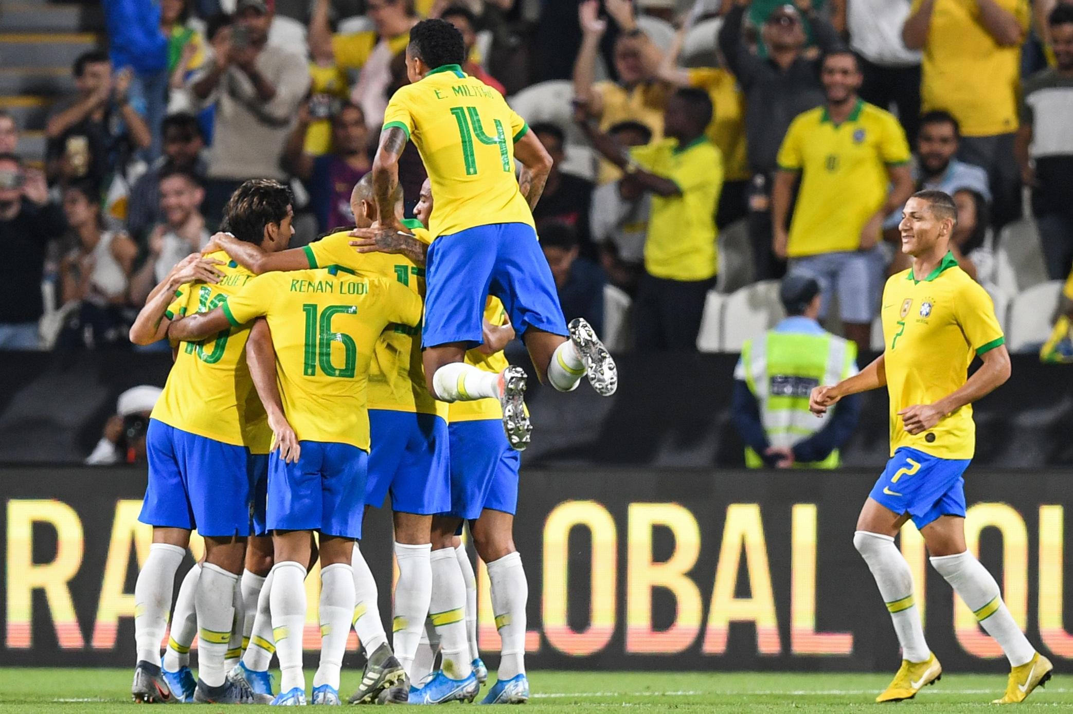 Jogadores comemoram a vit&oacute;ria brasileira
