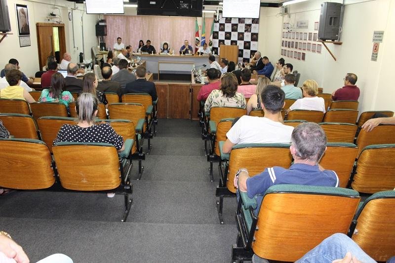 Pol&iacute;ticos s&atilde;o investigados por corrup&ccedil;&atilde;o ativa e passiva durante compra e venda de fotos em 2018