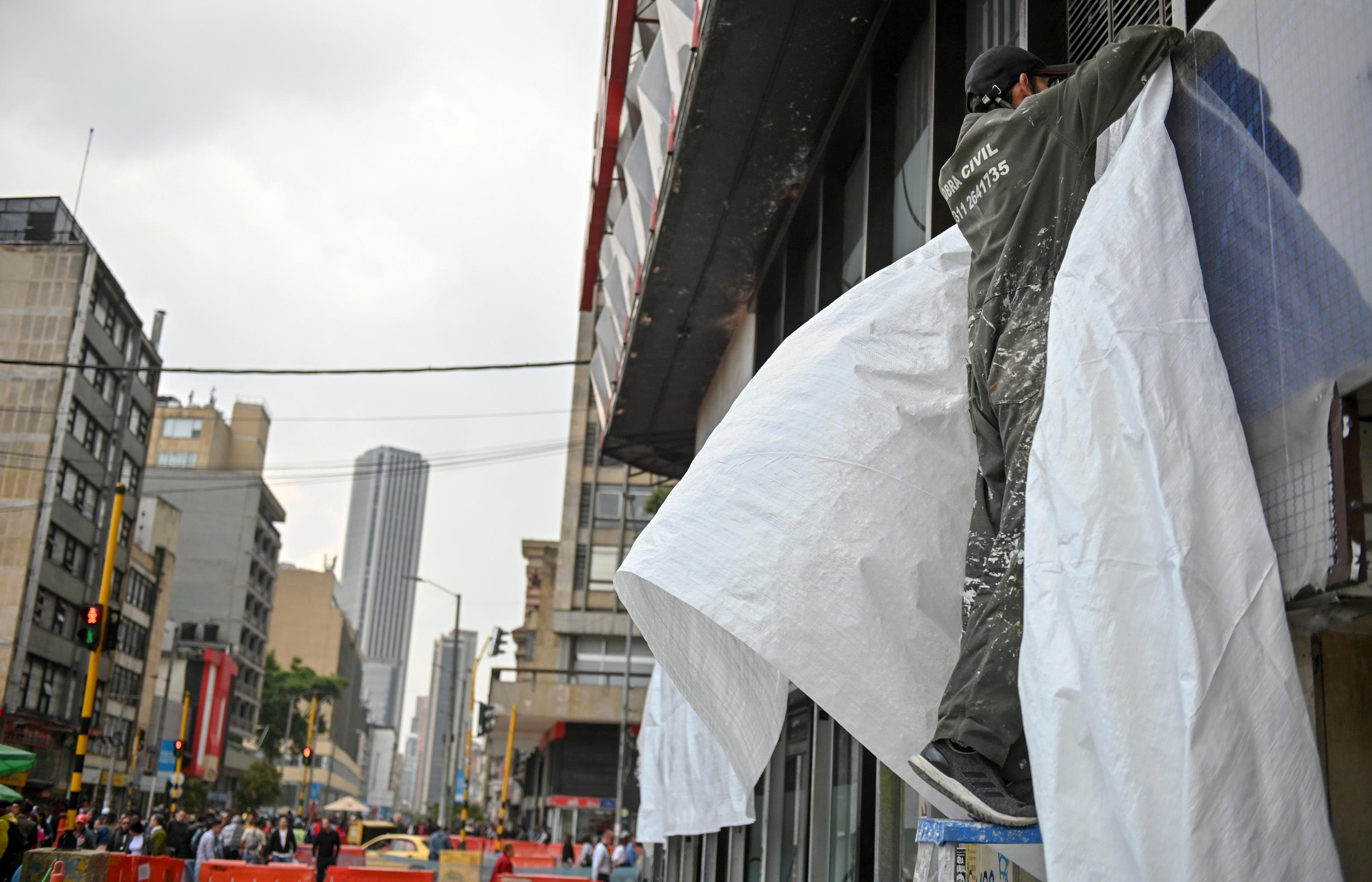 Trabalhadores cobrem janelas em prepara&ccedil;&atilde;o para greve nacional na Col&ocirc;mbia