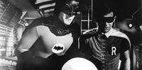 Uniformes originais da série Batman, exibida entre 1966 e 1968 e protagonizada por Adam West, serão leiloados em 17 de dezembro