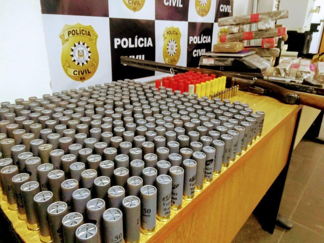 Armas, drogas e toucas ninja foram apreendidas em dep&oacute;sito de quadrilha