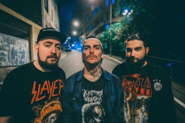 O Surra apresenta "Escorrendo Pelo Ralo", disco com 17 faixas