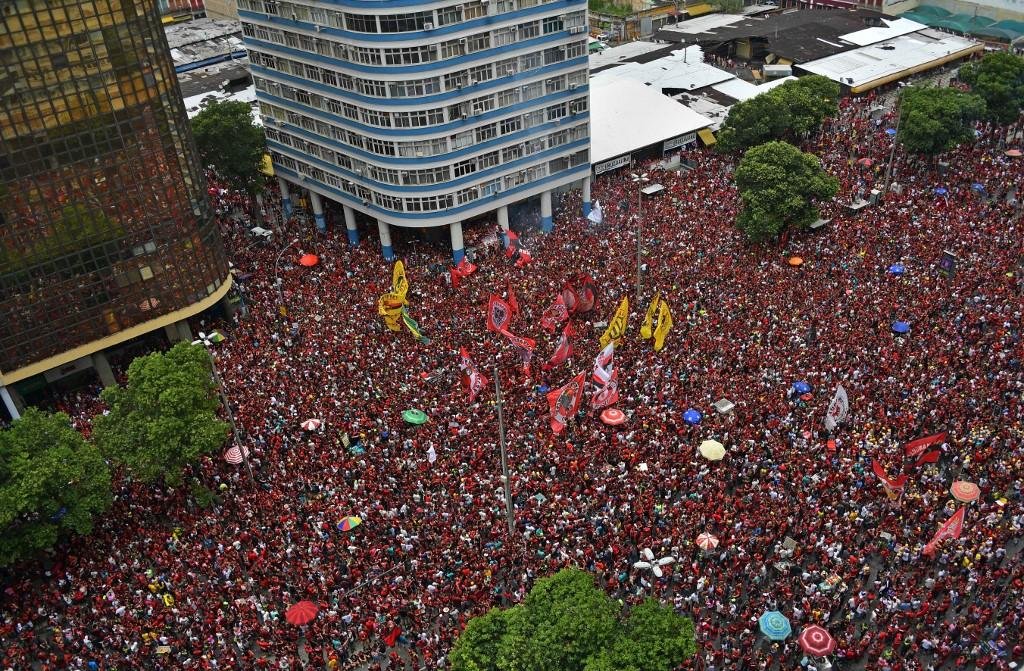 Time percorreu a cidade em carro aberto neste domingo