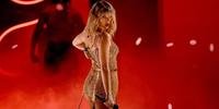Homenageada da noite, Taylor Swift apresentou antigos e novos sucessos no AMA 2019