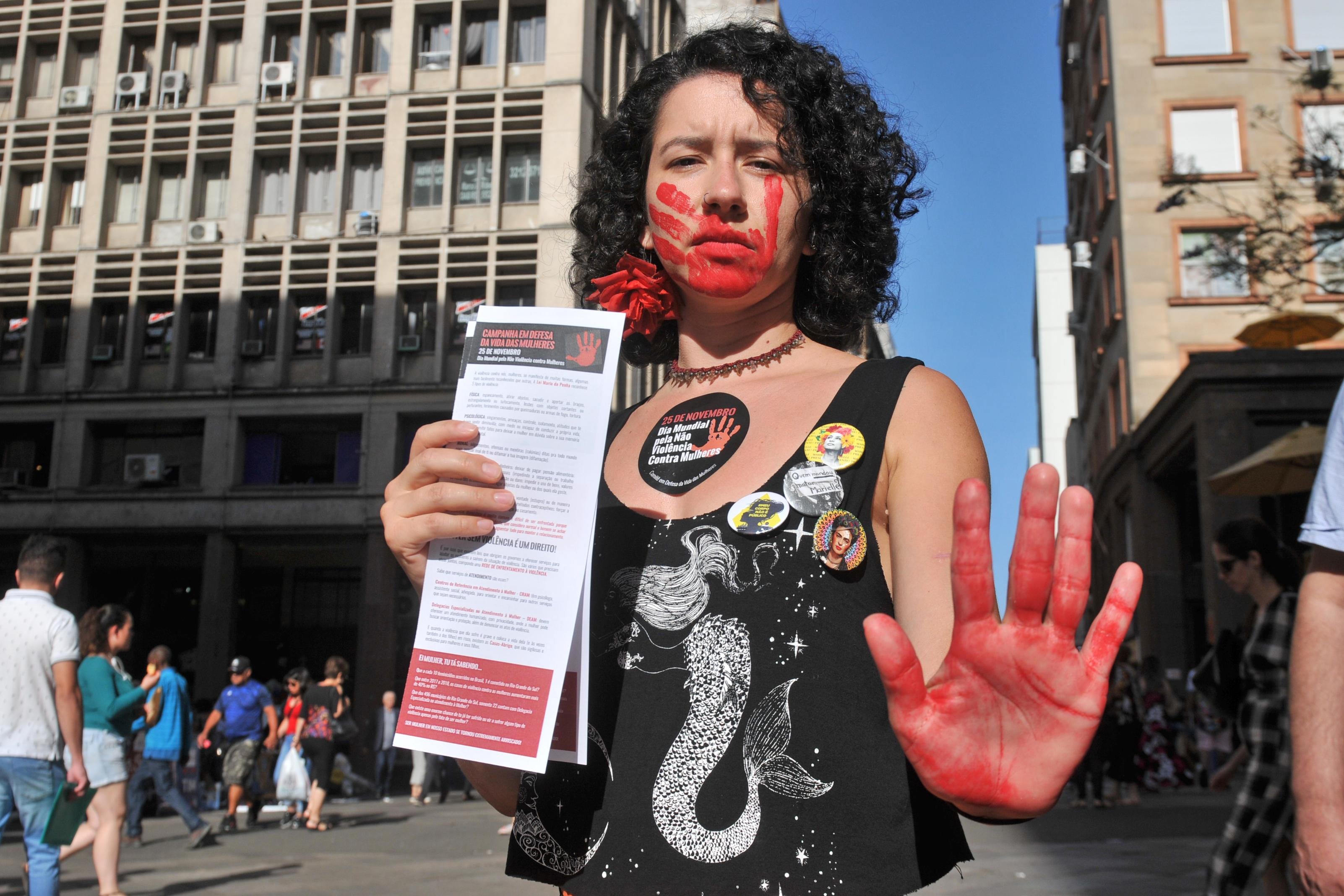Grupo realizou caminhada at&eacute; o Pa&ccedil;o Municipal nesta segunda-feira