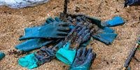 Fragmentos de óleo foram identificados e removidos na praia de Grussai, em São João da Barra