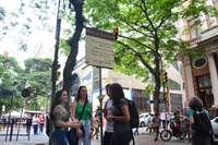 Alunos de Turismo do IPA distribuíram flores e poesias pela Rota dos Pedestres em Porto Alegre