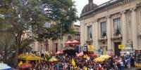 Servidores ligados ao Cpers protestam em frente ao Palácio Piratini nesta terça-feira