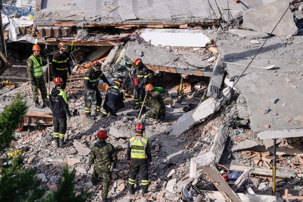 Autoridades seguem retirando corpos dos escombros