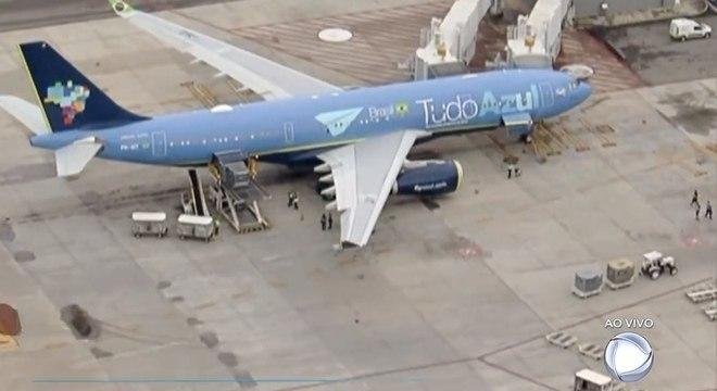 Avi&atilde;o com o corpo de Gugu Liberato chegou ao aeroporto de Viracopos