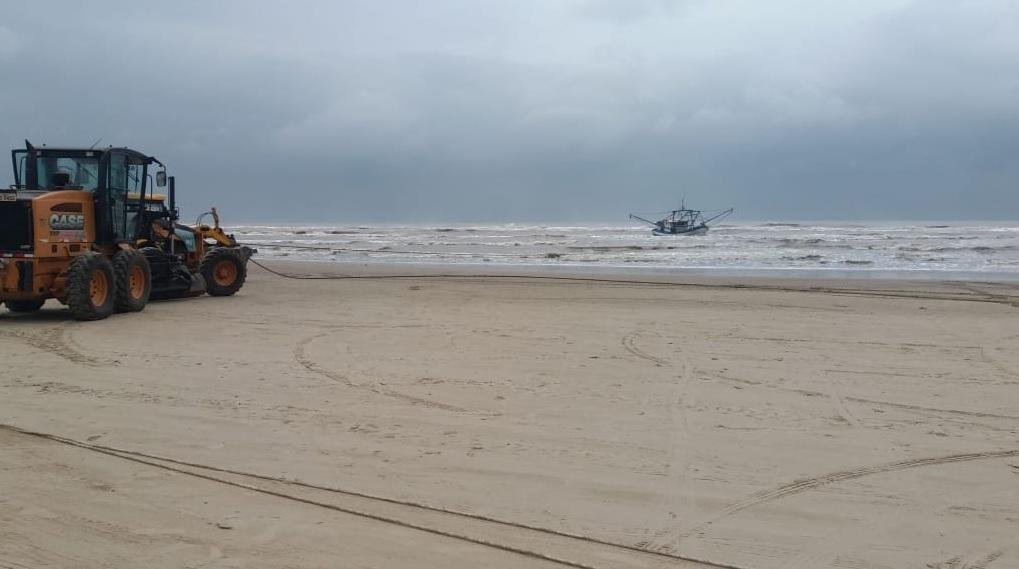 Barco ficou encalhado em Cidreira nessa quarta-feira