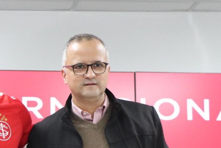 Sa&iacute;da de Roberto Melo foi confirmada nesta quinta-feira