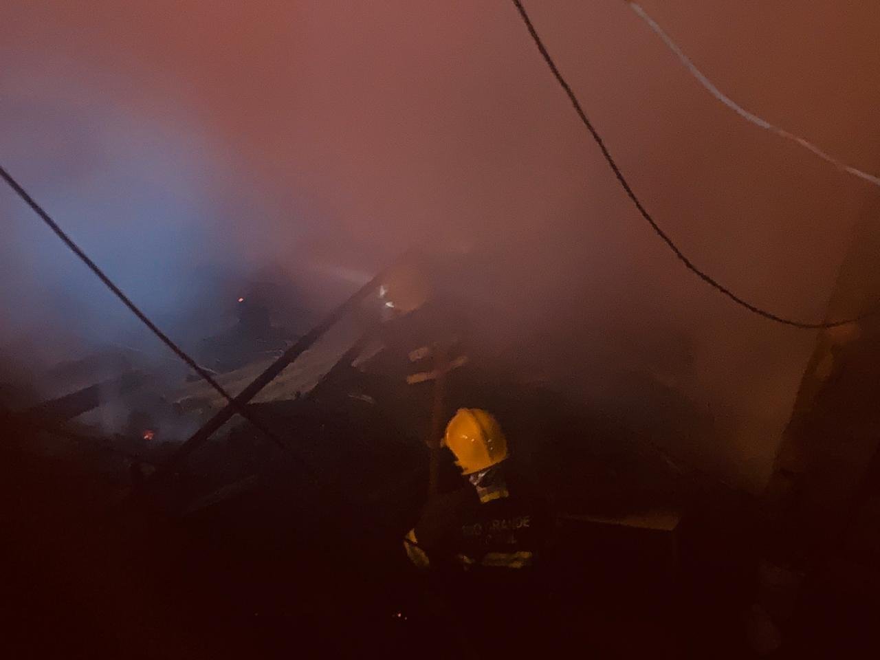 Fuma&ccedil;a tomou conta de local ap&oacute;s inc&ecirc;ndio no bairro Belo Horizonte