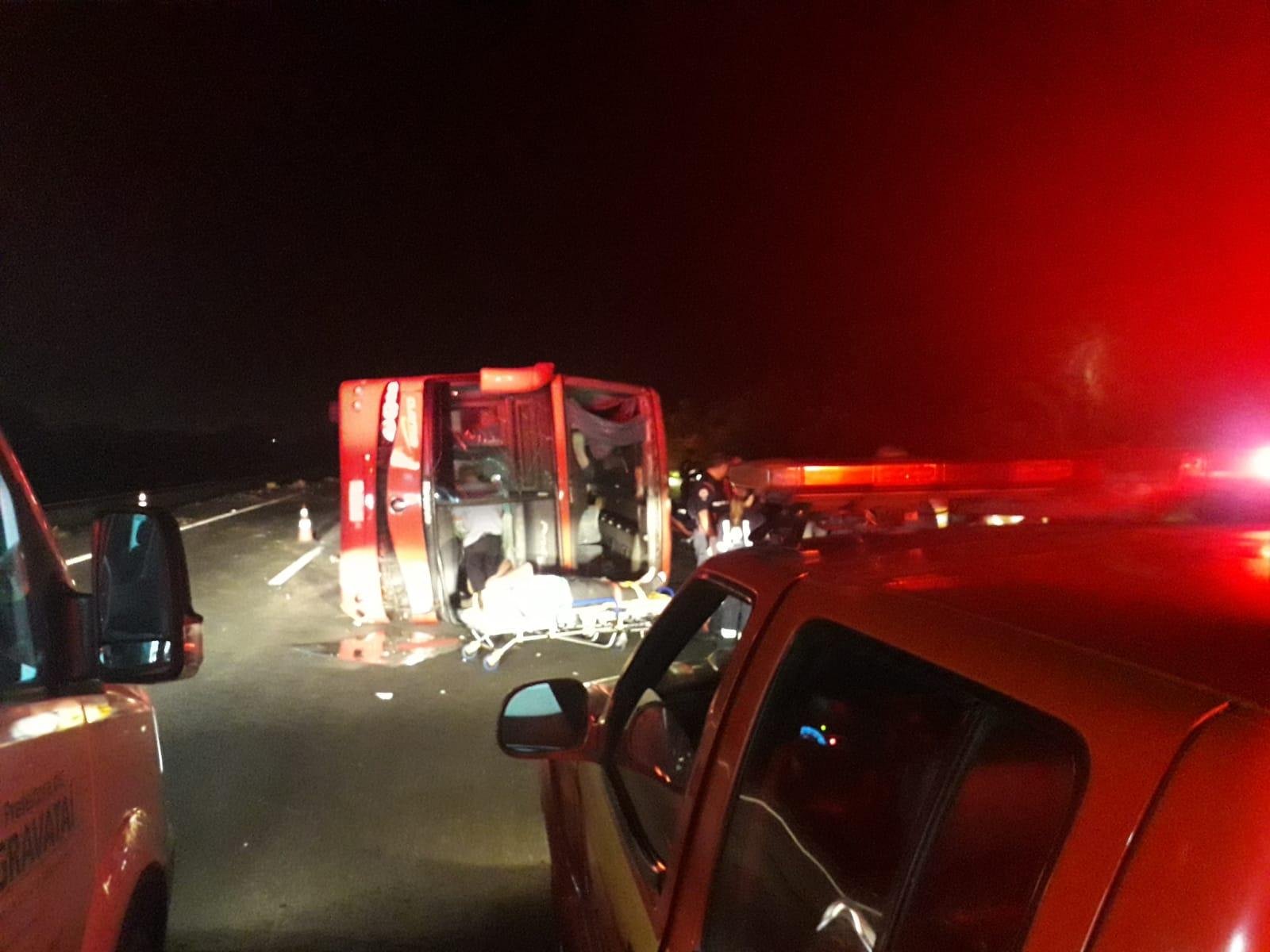 &Ocirc;nibus tomba na freeway