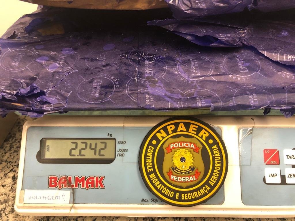 Droga estava escondida no fundo falso de uma mala