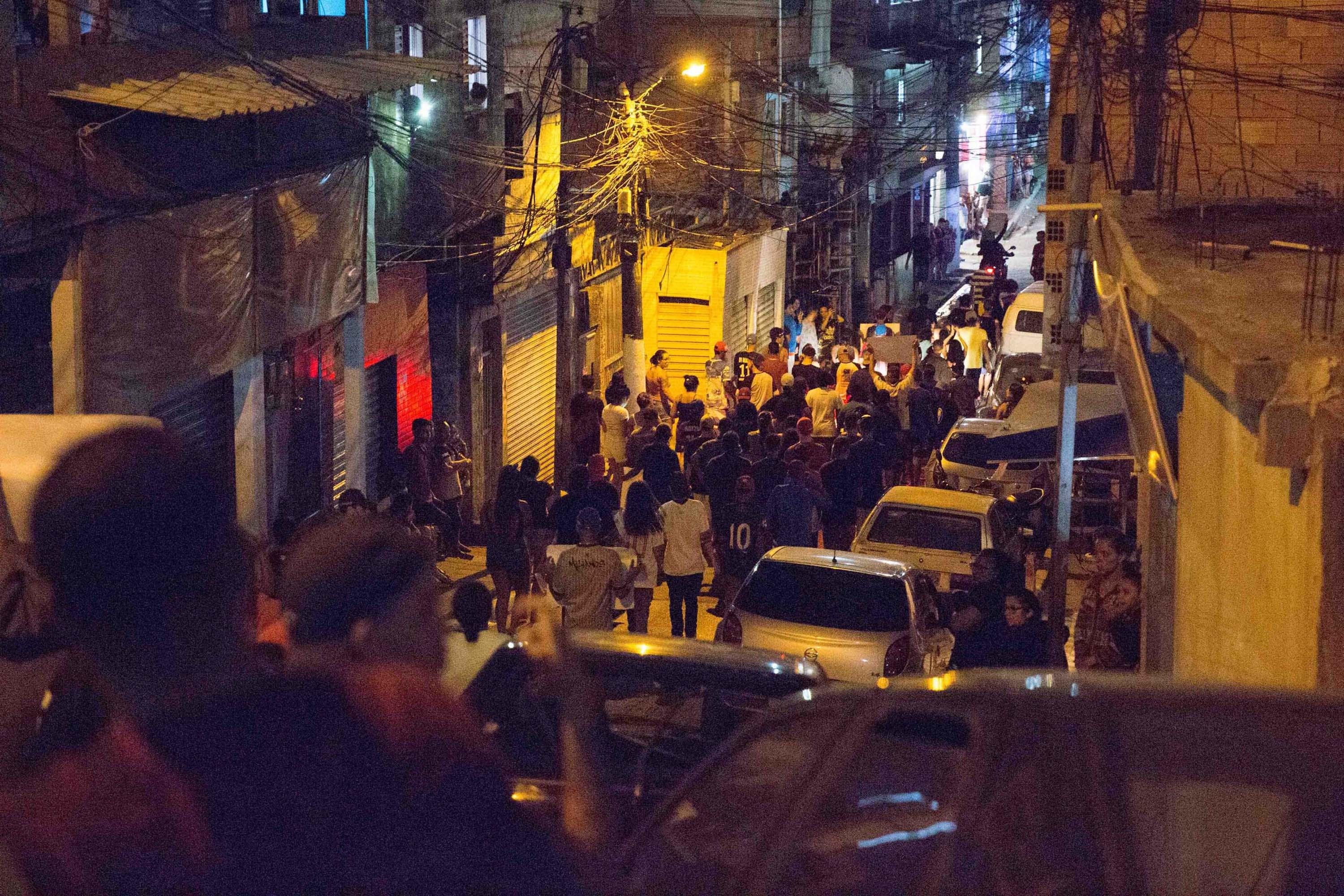 Comunidade realizou manifesta&ccedil;&atilde;o na noite desse domingo ap&oacute;s tumulto que terminou em morte