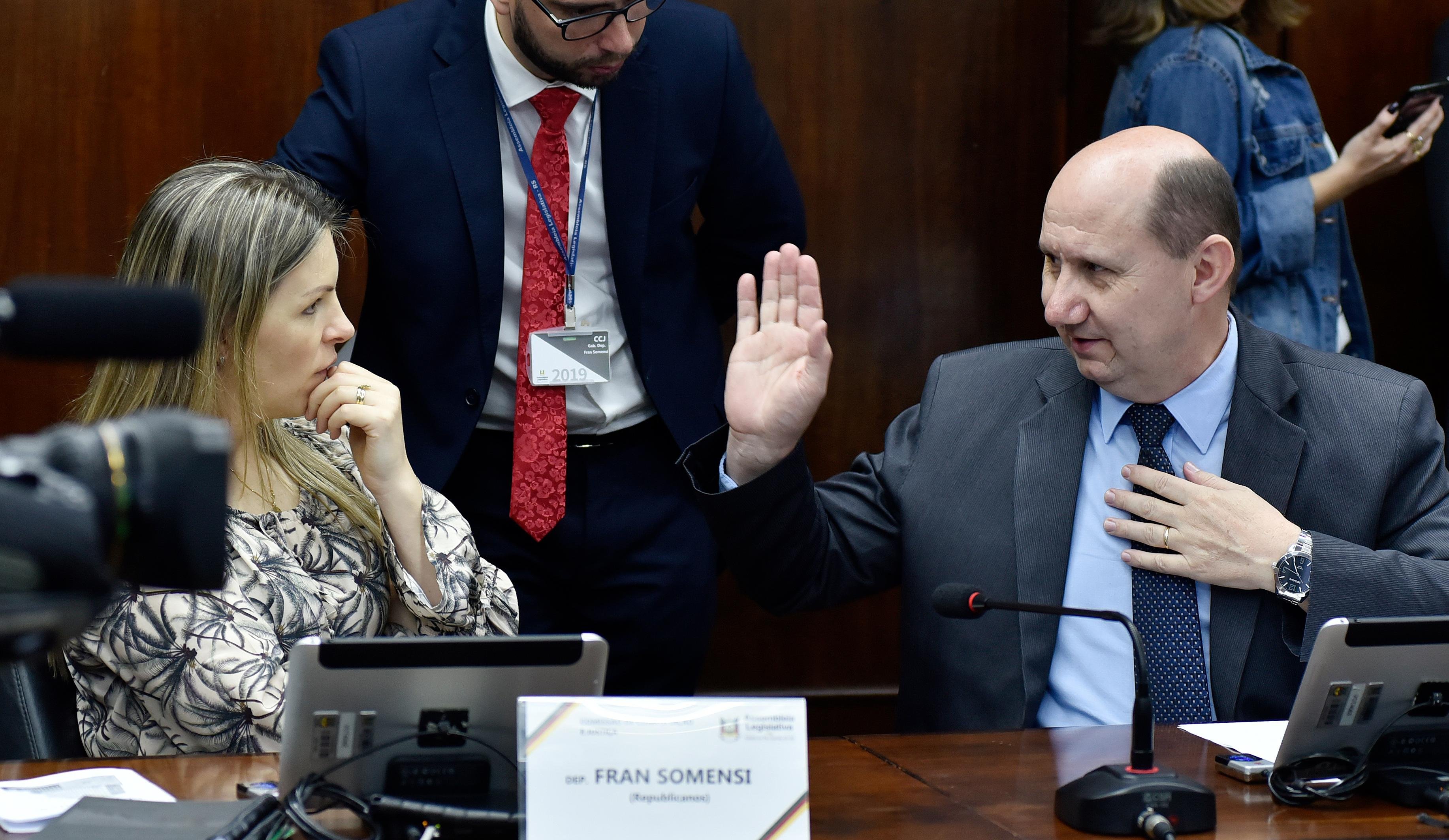 Elton Weber (PSB) protocolou na quinta o parecer final ao requerimento solicitando o fim do pagamento dos honor&aacute;rios de sucumb&ecirc;ncia aos procuradores estaduais ativos e inativos