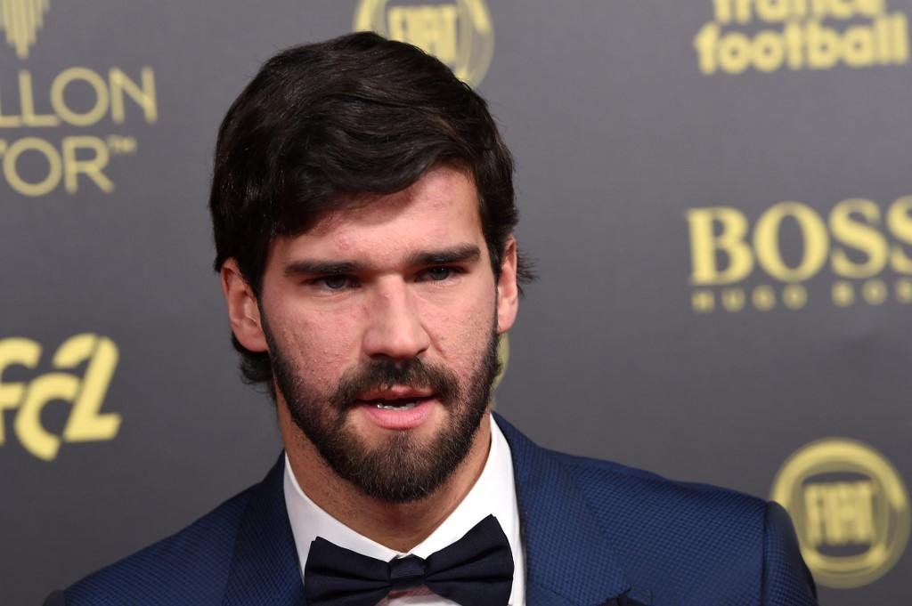 Alisson recebeu pr&ecirc;mio ap&oacute;s grande temporada na Europa