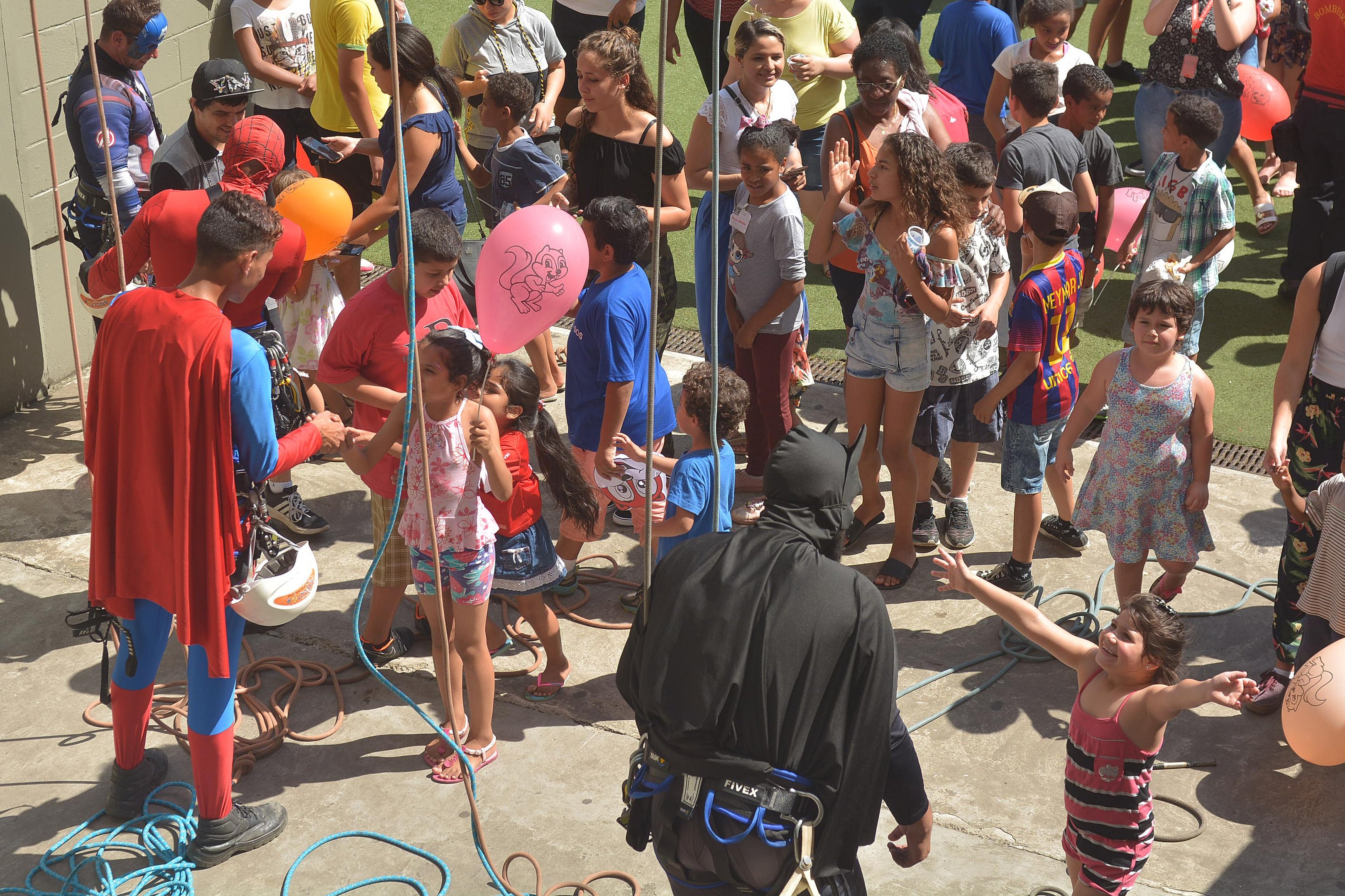 Natal dos Acolhidos ocorreu pela sexta vez no est&aacute;dio Beira-Rio, divertiu crian&ccedil;as e adolescentes e serviu para chamar import&acirc;ncia para a ado&ccedil;&atilde;o