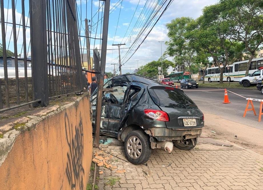 Peugeot 207 colidiu contra a fachada de uma revenda de ve&iacute;culos