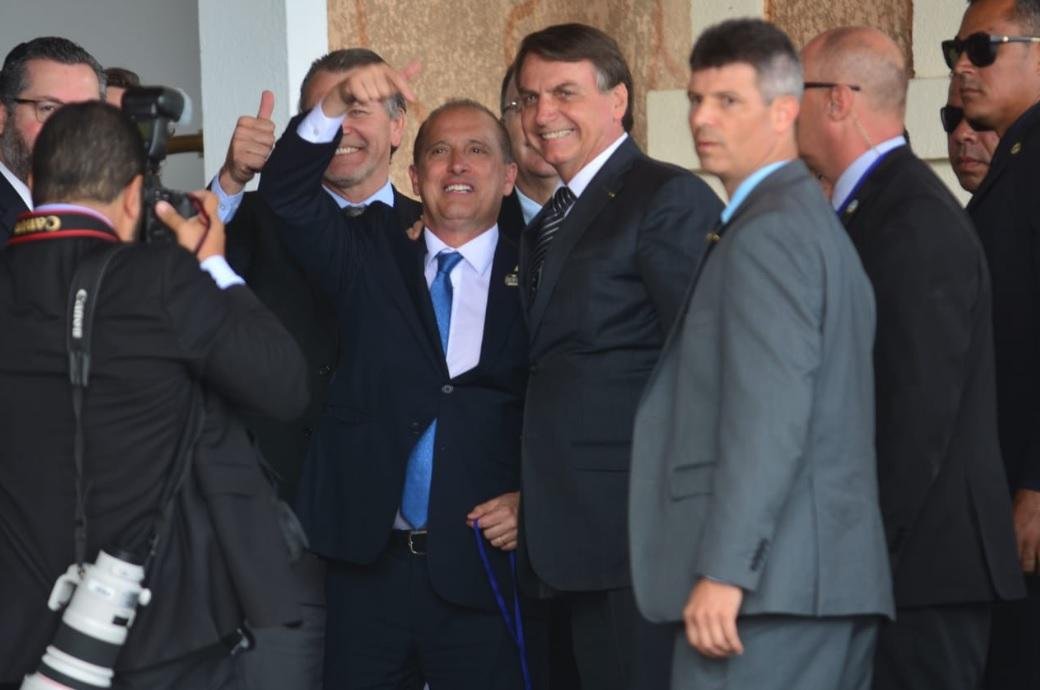 Jair Bolsonaro chegou ao hotel que sediar&aacute; c&uacute;pula na companhia do ministro Onyx Lorenzoni