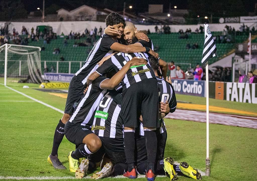 Figueirense garantiu perman&ecirc;ncia na S&eacute;rie B ap&oacute;s ano dram&aacute;tico