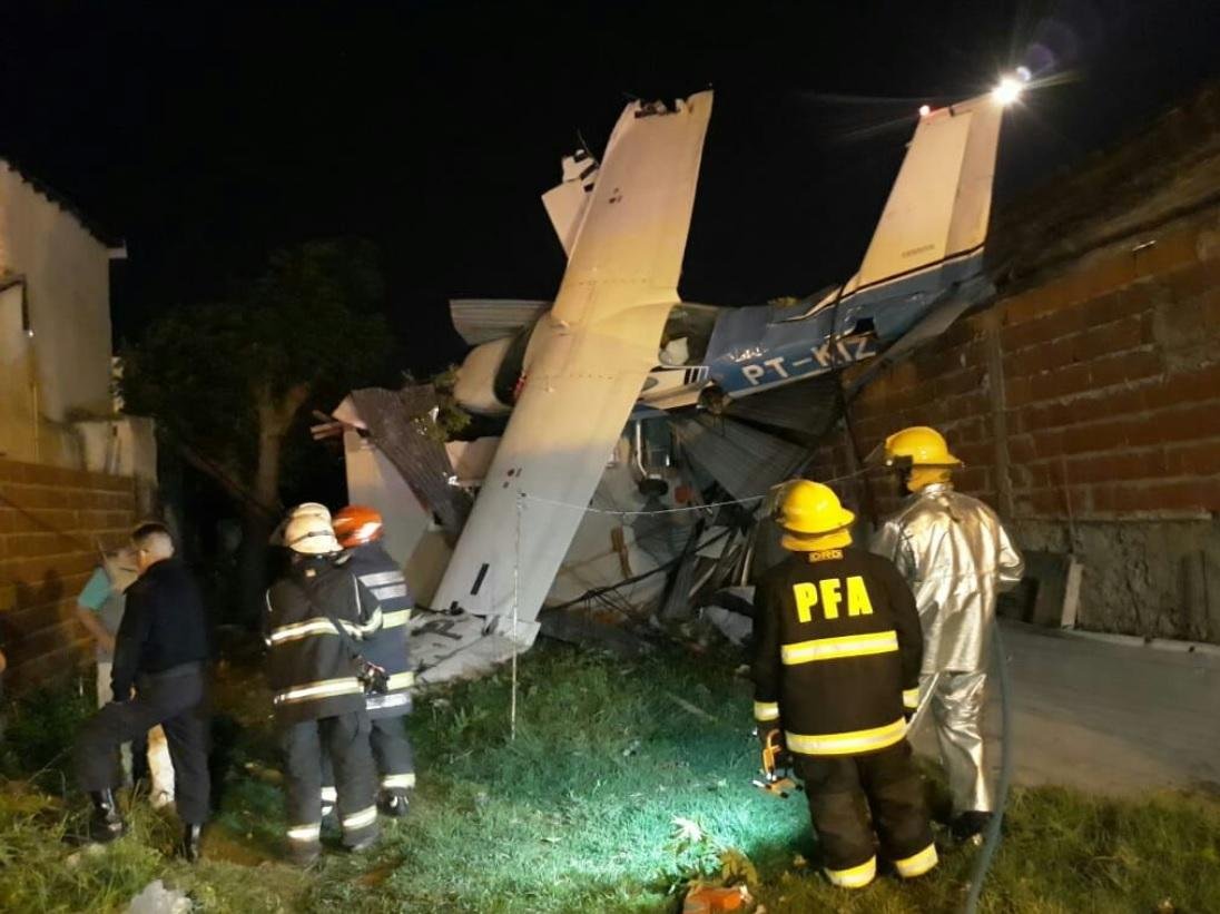 Corpo de bombeiros local foi acionado para fazer o resgate das v&iacute;timas de acidente