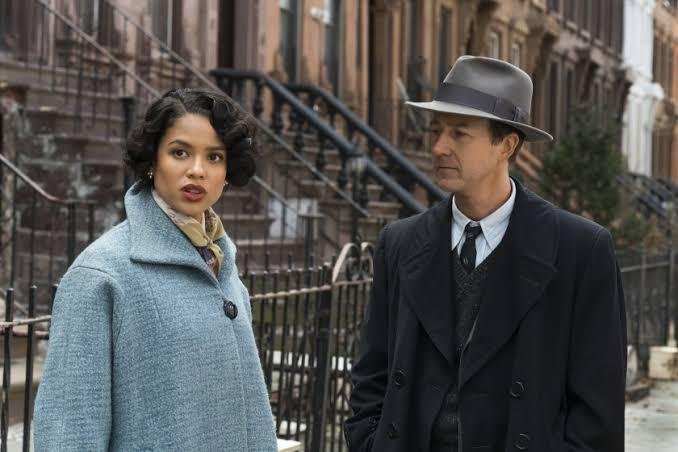 Edward Norton divide a tela com a bela Gugu Mbatha-Raw