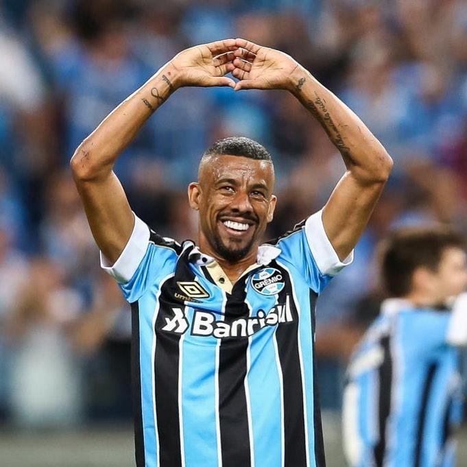Foram mais de 100 jogos com a camisa do Gr&ecirc;mio
