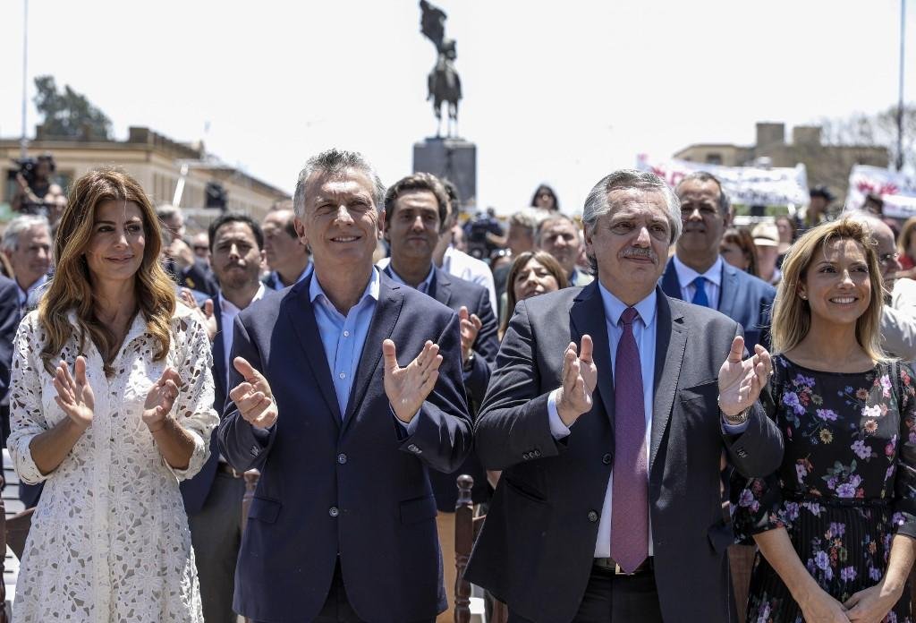 Mauricio Macri e Alberto Fern&aacute;ndez participaram de missa neste domingo