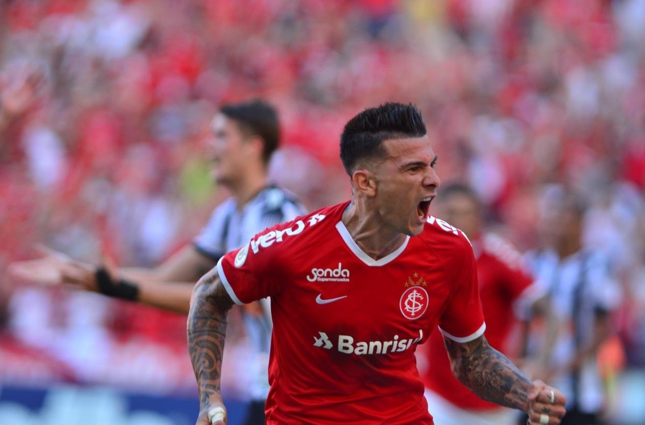 Cuesta garantiu o 2 a 1 do Inter sobre o Atl&eacute;tico-MG