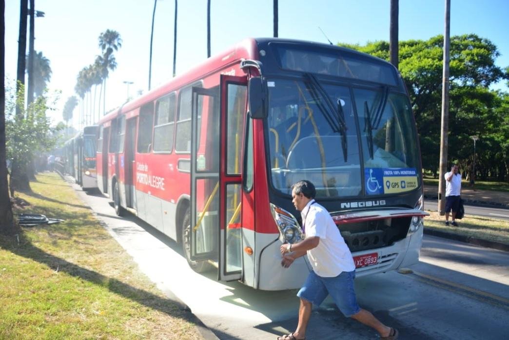 Protesto paralisou corredores de &ocirc;nibus em pelo menos quatro avenidas de Porto Alegre