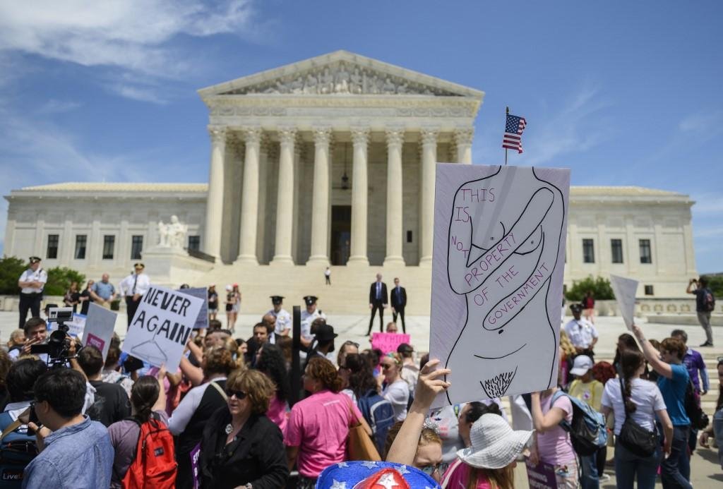 Em maio, ativistas a favor do aborto seguro protestaram cotra a lei em frente &agrave; Suprema Corte dos EUA
