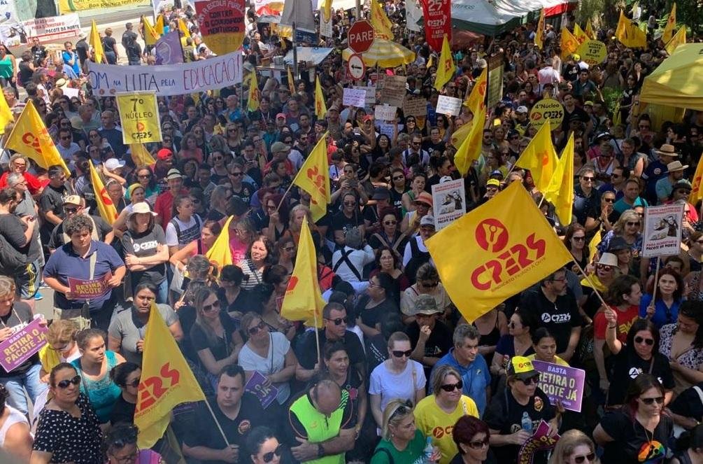 Servidores de diversos sindicatos j&aacute; est&atilde;o reunidos na Pra&ccedil;a da Matriz para a Assembleia &Uacute;nica