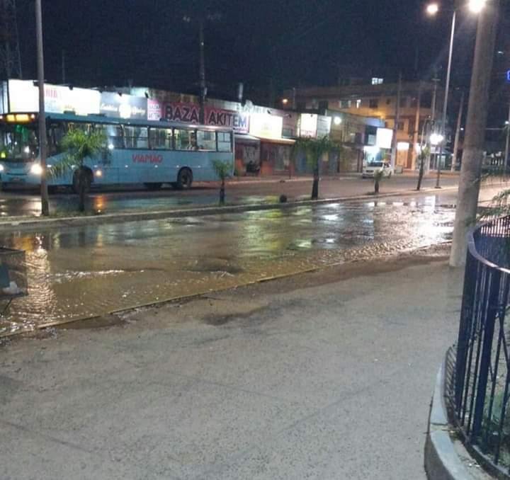 Tr&acirc;nsito teve que ser desviado devido ao ac&uacute;mulo de &aacute;gua