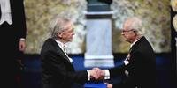 Peter Handke recebeu o prêmio Nobel de Literatura nesta terça-feira em Estocolmo