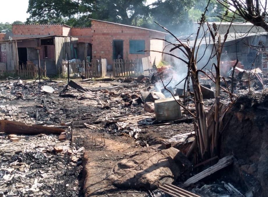 Chamas destru&iacute;ram mais de dez casas no bairro Restinga