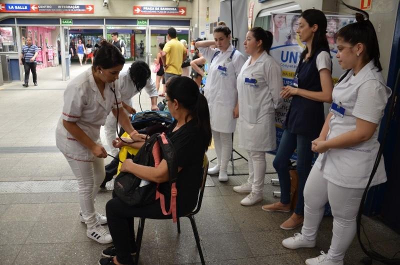 Alunos do curso t&eacute;cnico em enfermagem da Unipacs realizam o procedimento