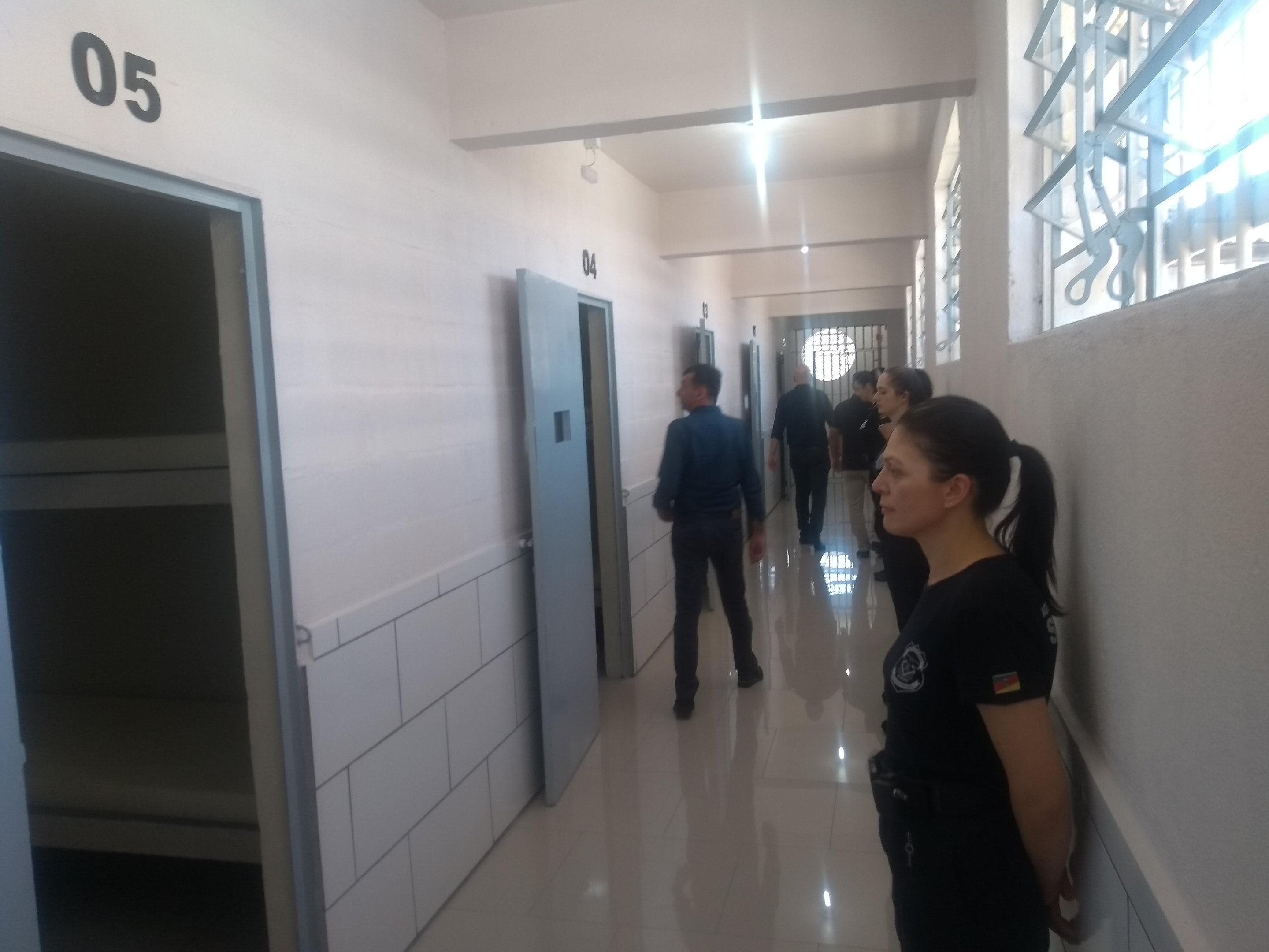 Ao todo, s&atilde;o 9 celas, sendo 7 com 4 camas e duas com 6 camas